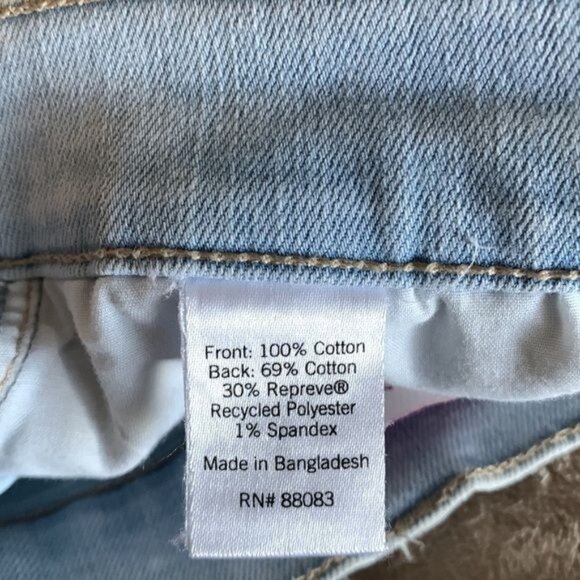 So High Rise Curvy Mom Shorts 1/25W Light Wash Distressed Denim - Picture 3 of 8